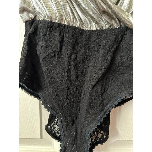 Womens Shiny Metallic Bodysuit Medium Silver Faux Wrap Lace Sleeveless Snap USA - Picture 4 of 9